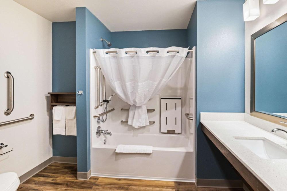 Queen Room with Tub and Sofa Bed - Disability Access/Non-Smoking interior