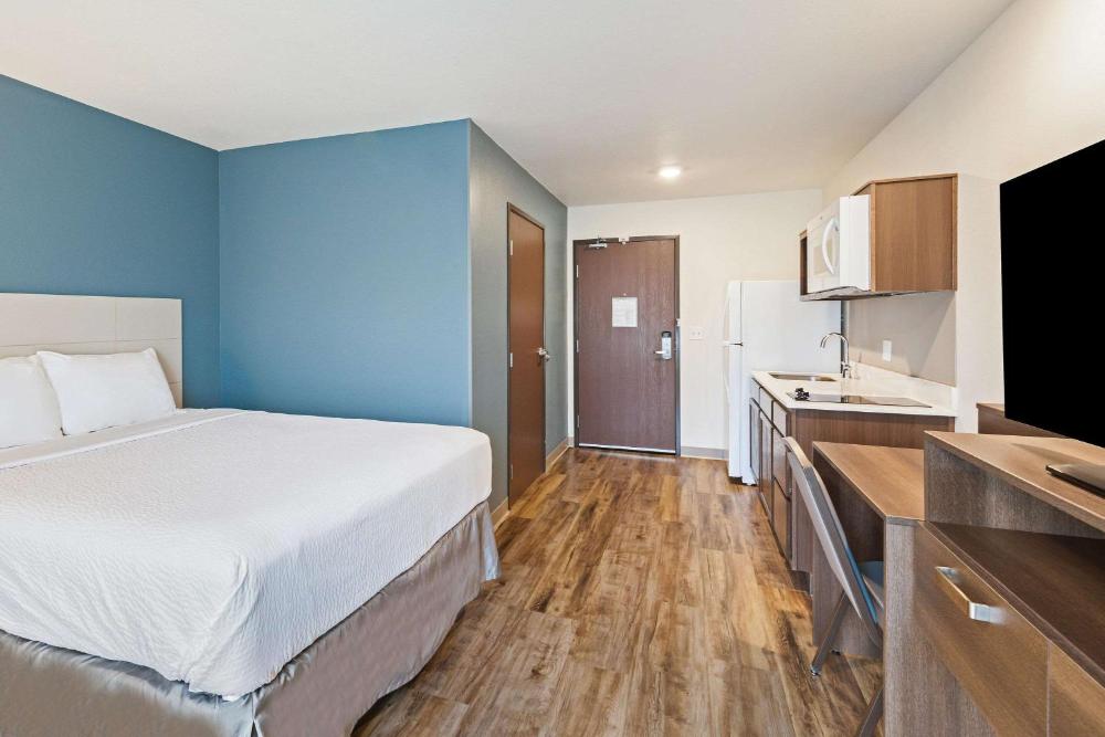 Queen Room with Roll-In Shower - Disability Access/Non-Smoking interior