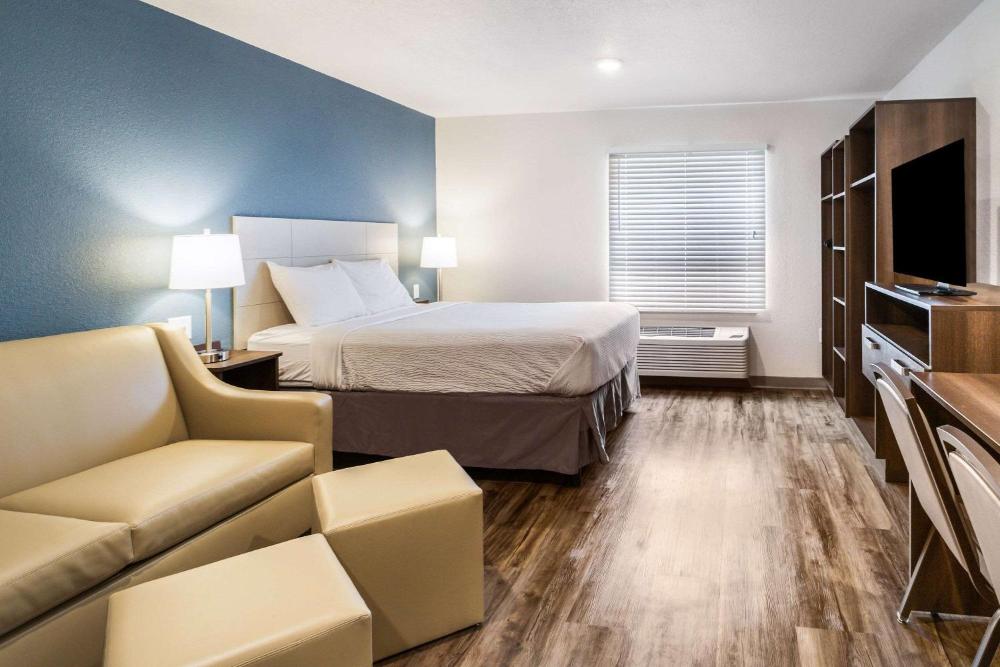 Standard Queen Room with Sofa Bed - Non-Smoking interior